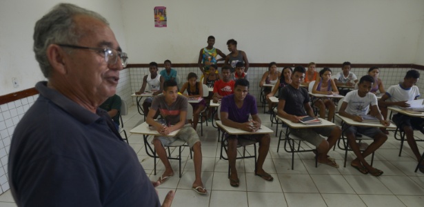 O professor Solon da Nóbrega dá aula no Ceqfaam (Centro Quilombola de Alternância Ana Moreira), em Codó (MA). Dos 29 alunos formados no Ceqfaam, cinco foram selecionados, por meio da nota do Enem, para o IFMA