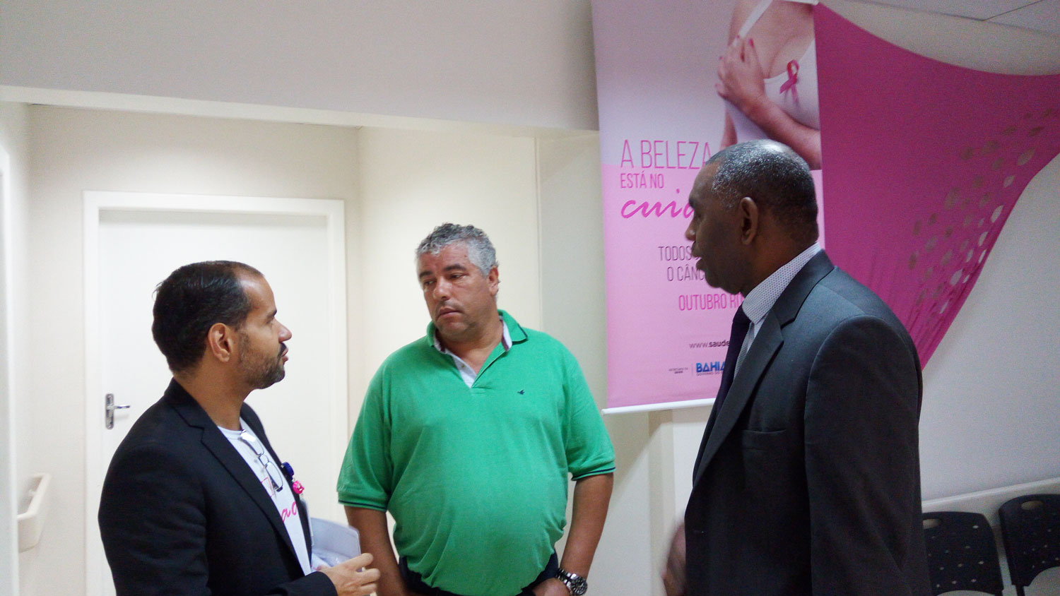 Francisco Rodrigues, presidente do IAB, junto ao diretor médico do RBD, Dr. Gustavo Balthazar, e assessor de imprensa da Secretaria de Saúde do Estado da Bahia